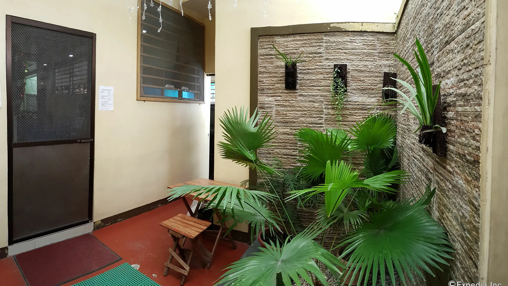 Crossroads Hostel Manila